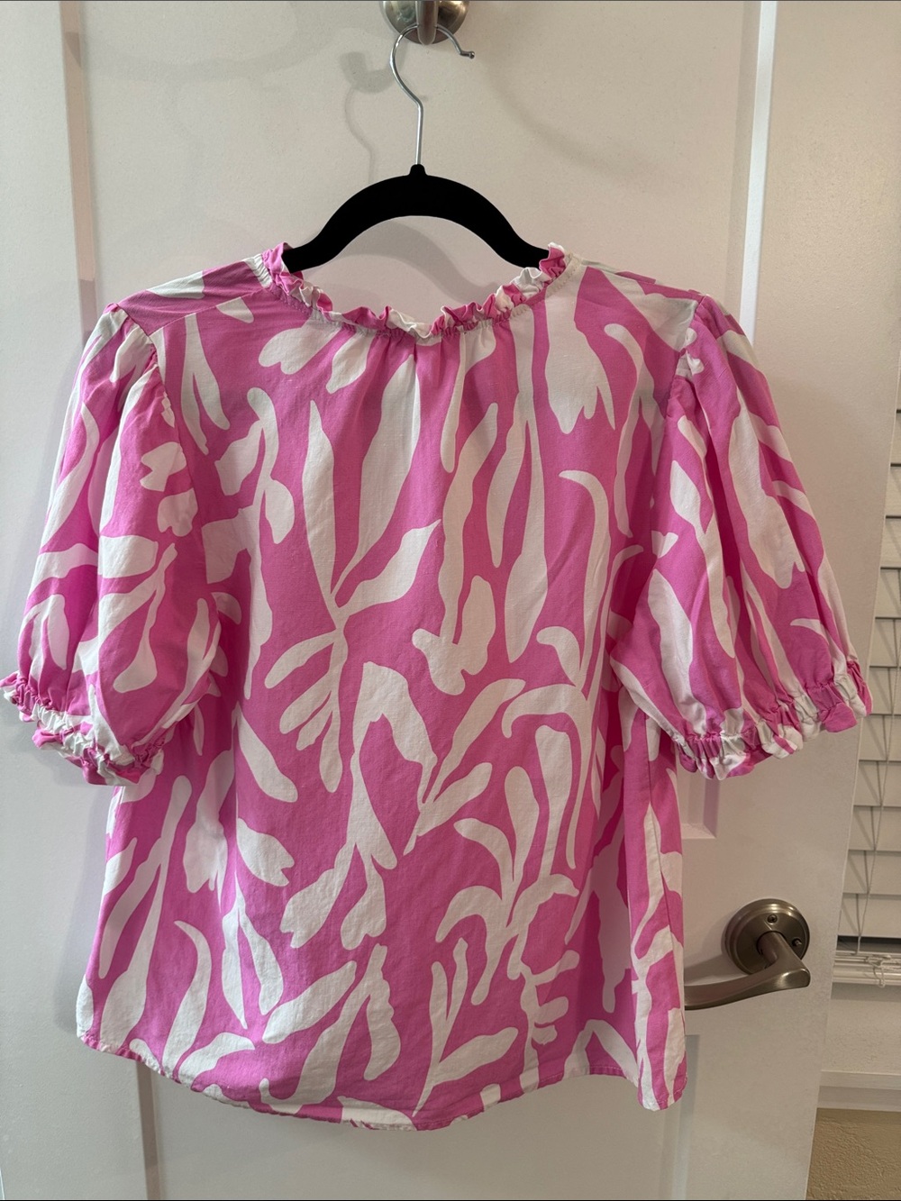 THML Pink & White Abstract Puff-Sleeve V-Neck Blouse Size XS Malibu Barbie - Picture 7 of 8